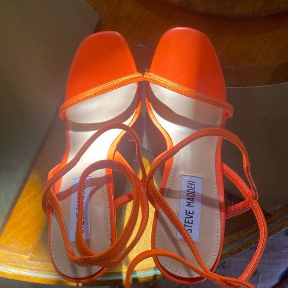 STEVE MADDEN ORANGE HEELS - Picture 3 of 5